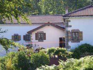 biały dom z oknami i drzewami w obiekcie Hostal Venta San Blas w mieście Almándoz