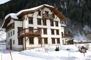 ein großes Gebäude mit Schnee vor einem Berg in der Unterkunft Villa 17 in Gaschurn