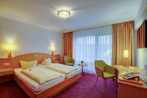 una camera d'albergo con letto e scrivania di Landhotel Püster ad Allagen