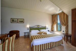Кровать или кровати в номере Hotel du Lac Varenna