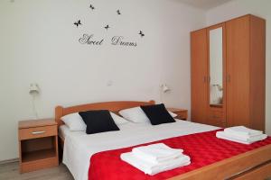 Postel nebo postele na pokoji v ubytování Lenka Apartments I