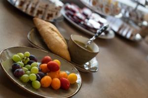 a plate of fruit sitting on a table at Hotel Giethoorn in Giethoorn +19 photos