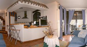 a living room with a couch and a kitchen at Casita Del Brezal in Rascafría