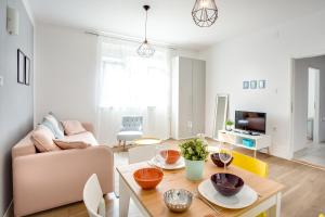 een woonkamer met een tafel en een bank bij Apartment Argo in Zagreb