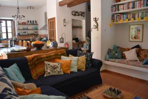 - un salon avec un canapé bleu et des oreillers colorés dans l'établissement Casa Viñas de Vera, à Restábal
