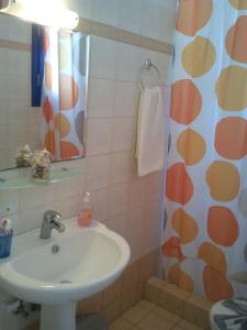 a bathroom with a sink and a shower at Vigles in Adamantas
