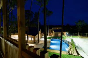 ein Haus mit Pool in der Nacht in der Unterkunft Bukubaki Eco Surf in Ferrel