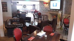 een restaurant met tafels en stoelen en een open haard bij Glendine Inn in Kilkenny