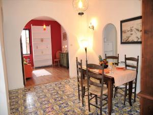 comedor con mesa y sillas en BELVEDERE casa indipendente vista mare nel centro storico di Gaeta, en Gaeta