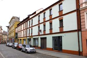 una fila de autos estacionados al lado de una calle en Apartamenty Szabla Bydgoszcz 1, en Bydgoszcz