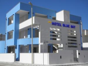 サン・フォカにあるHotel Blue Skyの青と白の建物