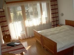 Letto o letti in una camera di Hotel Adler