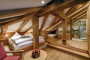 Lova arba lovos apgyvendinimo įstaigoje Lifestyle & Spa Hotel Grächerhof