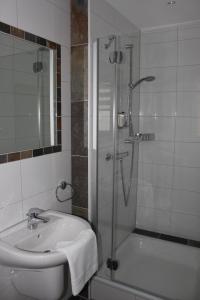 Koupelna v ubytování Hotel Tau-Lünne