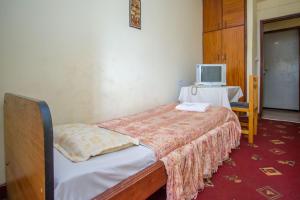 Ein Bett oder Betten in einem Zimmer der Unterkunft La Grand Chez Johnson Hotel Muyenga