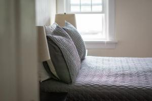 Katil atau katil-katil dalam bilik di Historic White Blossom House