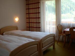 Tempat tidur dalam kamar di Hotel Adler