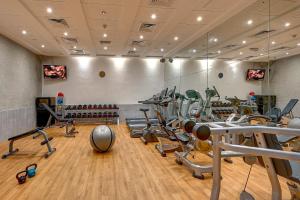 The fitness centre and/or fitness facilities at Raintree Rolla Hotel