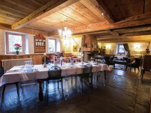 une grande salle à manger avec une grande table. dans l'établissement Charming luxury chalet with sauna, à Morzine