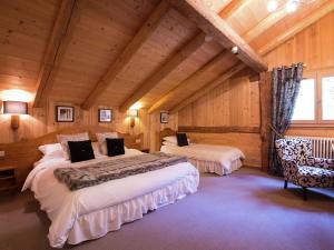 - une chambre avec 2 lits dans une pièce en bois dans l'établissement Charming luxury chalet with sauna, à Morzine
