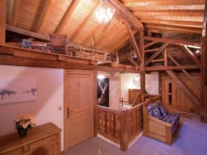 - une chambre avec des lits superposés dans un bâtiment dans l'établissement Charming luxury chalet with sauna, à Morzine