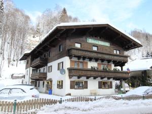 Apartment in Saalbach near Ski Slopes v zime