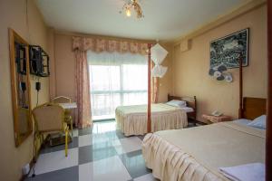 Ein Bett oder Betten in einem Zimmer der Unterkunft La Grand Chez Johnson Hotel Muyenga