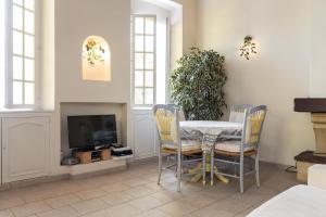 Gallery image of Very charming studio apartment on port in Cannes a short walk to Palais with Aircon and internet 411 in Cannes