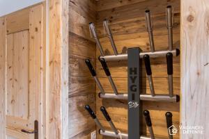 eine Wand aus Holzpaneelen mit Baseballschlägern in der Unterkunft Tignes 301 in Tignes