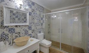 A bathroom at Gobene Alacati