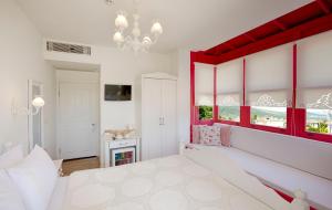 A bed or beds in a room at Gobene Alacati