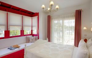 A bed or beds in a room at Gobene Alacati