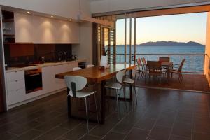 Gallery image of Penthouse on Bright Point in Nelly Bay