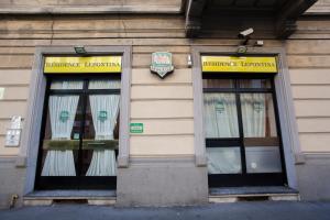 duas janelas do lado de um edifício com cortinas em Residence Lepontina em Milão