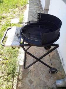 una parrilla sentada en un puesto en una acera en Villa Evans, en Kosharitsa