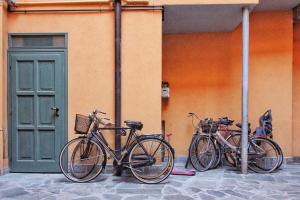 un grupo de bicicletas estacionadas al lado de un edificio en CasaDiaz 11, en Como