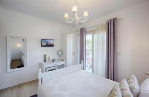 A bed or beds in a room at Gobene Alacati