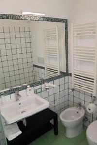ヴァストにあるA San Nicolaのバスルーム(洗面台、トイレ、鏡付)