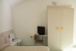 ヴァストにあるA San Nicolaのベッドルーム1室(ベッド1台、デスク、テレビ付)