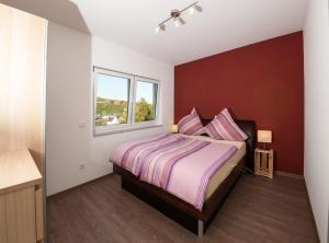 a bedroom with a bed and a window at Gästehaus Vinaria in Kinheim