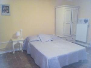 シジャンにあるLa Vadrouilleのベッドルーム(白いベッド1台、ドレッサー付)