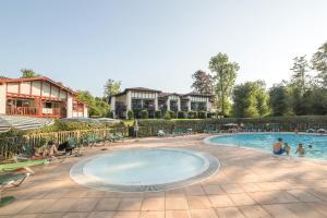 Bassein majutusasutuses Residence Le Parc d'Arradoy - maeva Home või selle lähedal