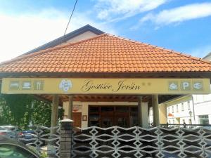 ein Gebäude mit einem Schild für ein Restaurant in der Unterkunft Guesthouse Jersin in Logatec