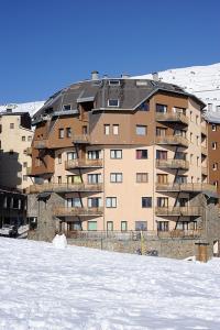 un grande condominio con neve di fronte di Tetras Pedrous a Pas de la Casa