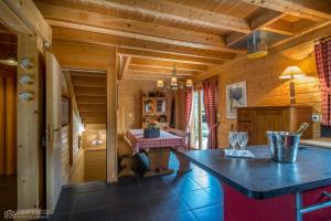 een keuken met een groot eiland in een houten huisje bij LE QUARTZ DES HAUTES-VOSGES in Xonrupt-Longemer