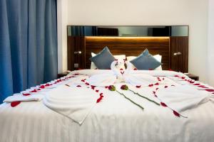 เตียงในห้องที่ Barracuda Resort