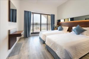 เตียงในห้องที่ Barracuda Resort