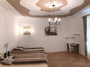 Giường trong phòng chung tại Turnului Apartment Central Sibiu