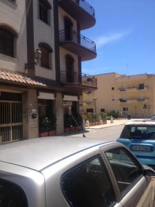 een zilveren auto geparkeerd voor een gebouw bij Apartment Cara Sibilla in Marsala