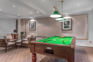 - une salle de billard avec un billard dans l'établissement Royal Regency Paris Vincennes, à Vincennes